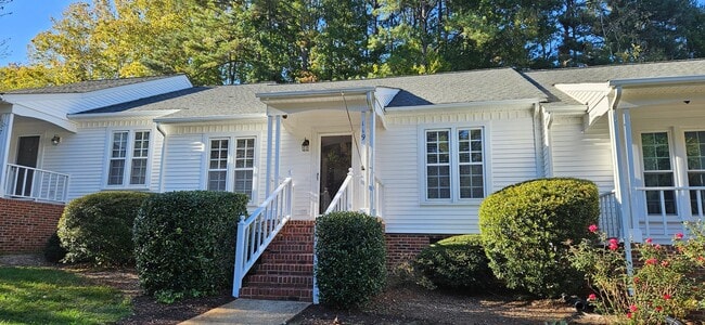 Building Photo - Darling 2br 2ba One Level Living Townhome ...
