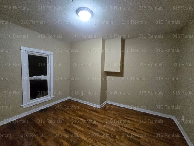 Photo - 303 W 6th St