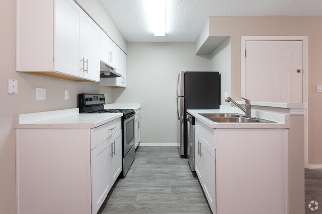 2BR, 1BA - 890 SF