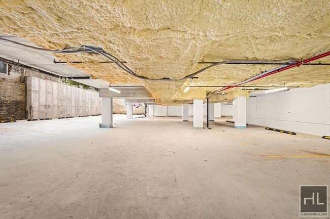 Building Photo - BRUCKNER BOULEVARD Rental