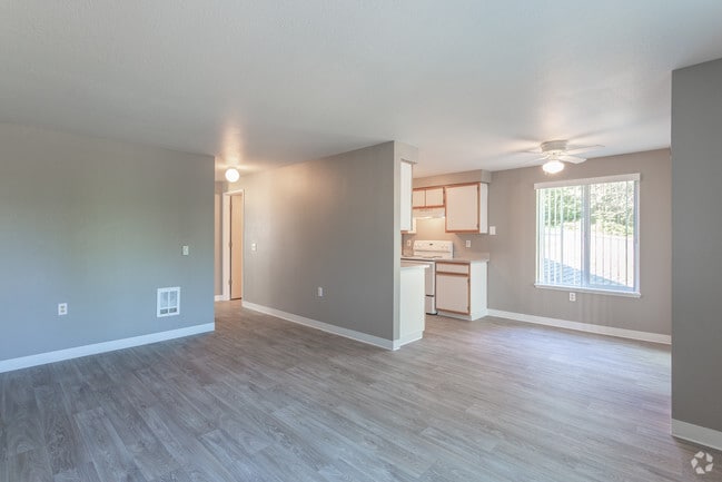 2BR, 1BA - 975 SF - L Shaped Layout