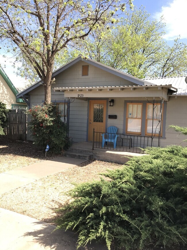 Photo - 2 bedroom w/ hardwood floors near TTU!