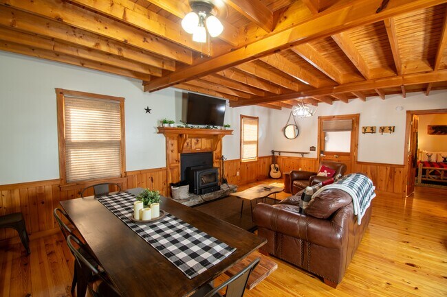 Photo - 328 Sharp Top Cir