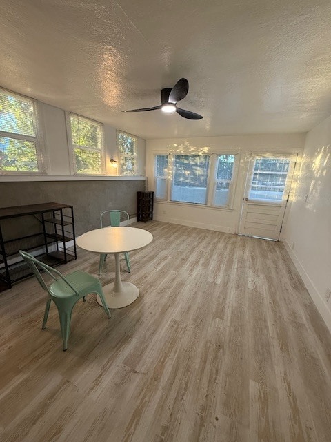 Sala de estar amplia y luminosa con acabados industriales modernos. - 24606 University Ave