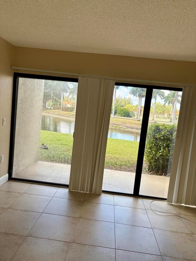 Building Photo - 1545 Lake Crystal Dr Unit C