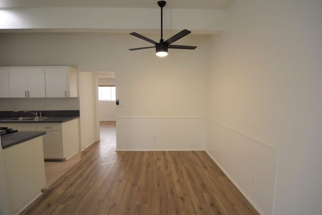 Photo - 15156 Dickens St