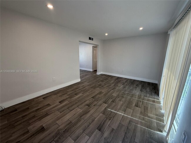 Photo - 835 SE 12th St