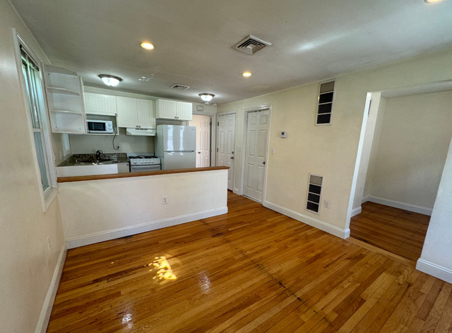 Building Photo - 10 Cheever Ct Unit 2 Rental