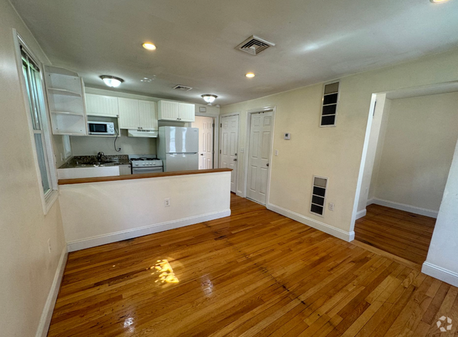Building Photo - 10 Cheever Ct Unit 2 Rental