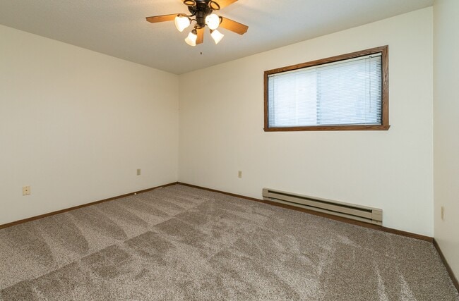 Fargo, ND Maplewood Bend Apartments | Bedroom