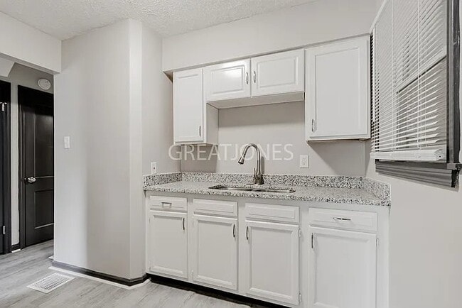 Photo - 1956 Glenridge Dr