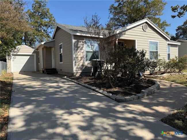 Photo - 701 W Kern Rd