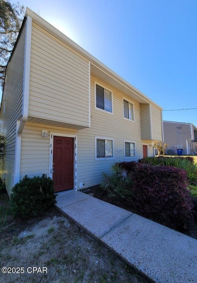 Building Photo - 1204 Drake Ave