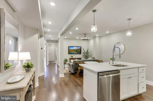 Photo - 709 Jackson St NE