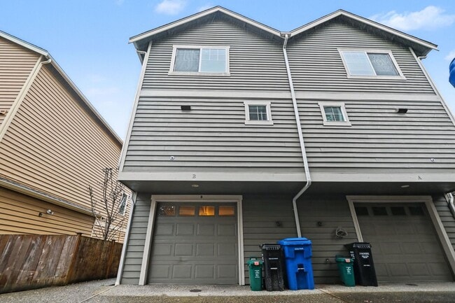 Building Photo - Move in ready refreshed 3 bed 2.5 bath town home