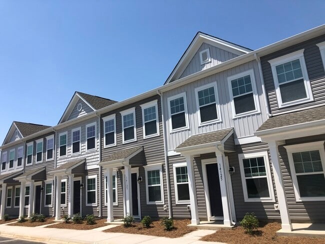 Building Photo - BEAUTIFUL 2 BD Townhome in MIDLAND AVAILABLE DECEMBER 2025