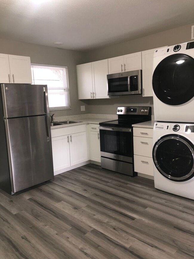 Building Photo - Beautifully Renovated Two Bedroom Apartmen... Unit 207C Rental