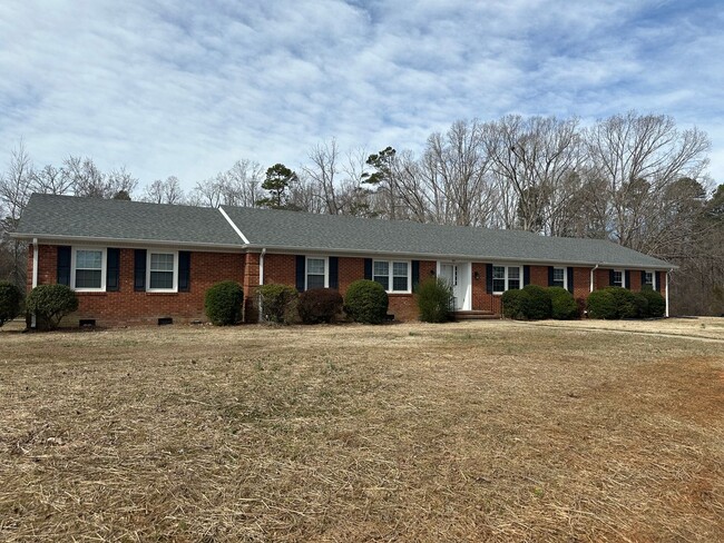 4BR 2.5 Brick Ranch on a One Acre Lot - 4BR 2.5 Brick Ranch on a One Acre Lot House