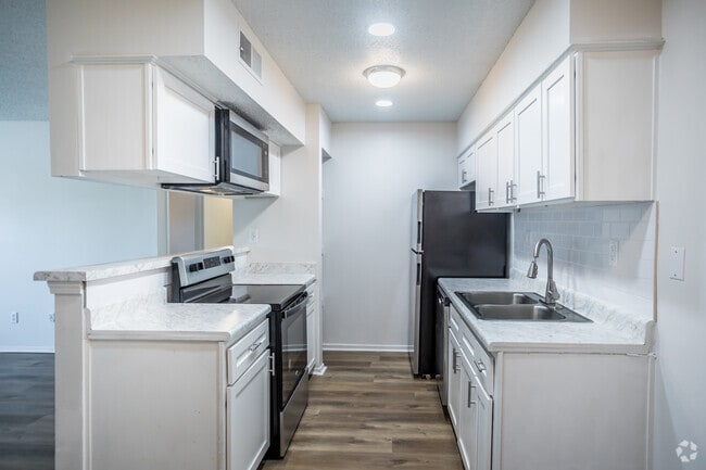 2 BR, 2 BA - 987SF