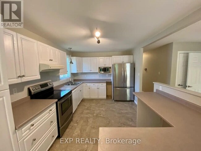 Photo - 92 Leaside Dr