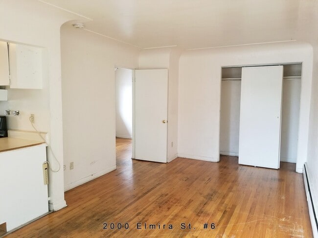 Building Photo - * Great location off Montview and Elmira, close to shopping, parks and restaurants Unit 6