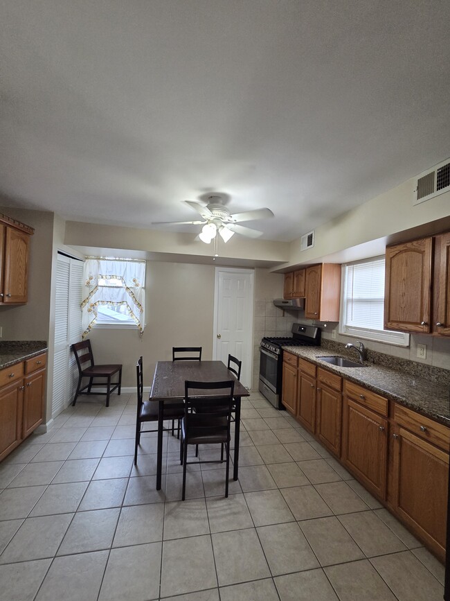 Kitchen - 362 Forest St Unit House 1