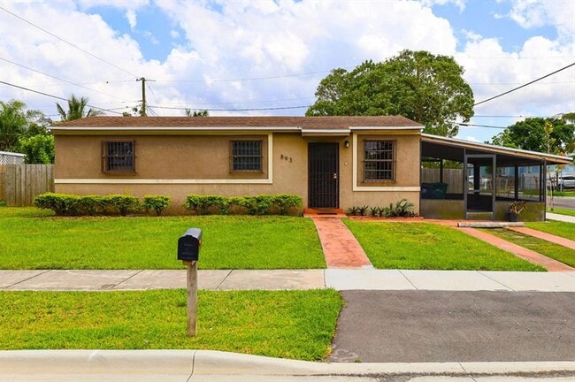 Building Photo - 893 NW 2nd St Rental