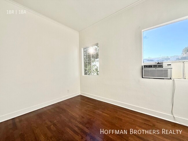 Photo - 5447 1/2 Harold Way Unidad 8