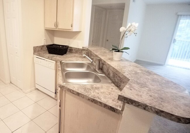 Building Photo - Beautiful 1/1 Condo x Rent @ The Crest at ... Unit 831