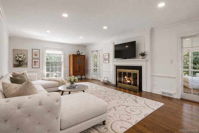 Photo - 8 Church Ln S