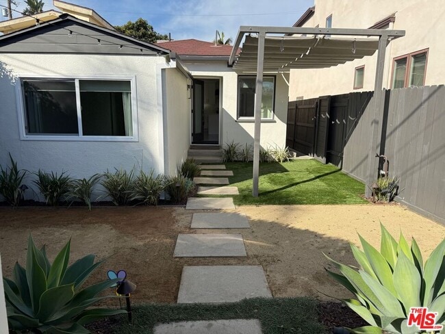 Building Photo - 907 Burrell St