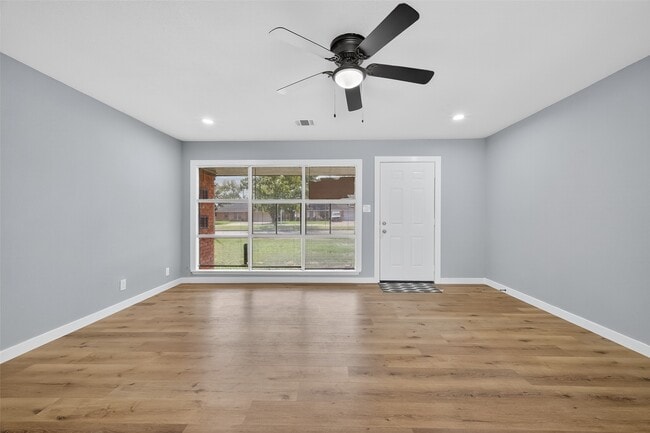 Photo - 627 Edgebrook Dr