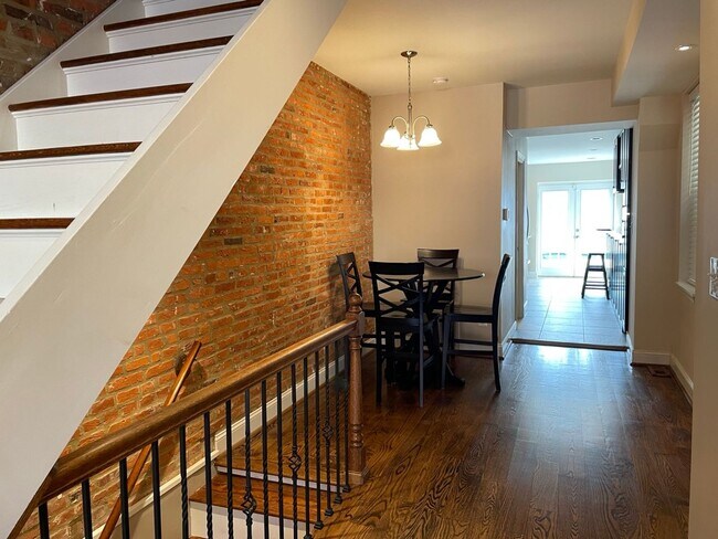 Photo - 19 W West St