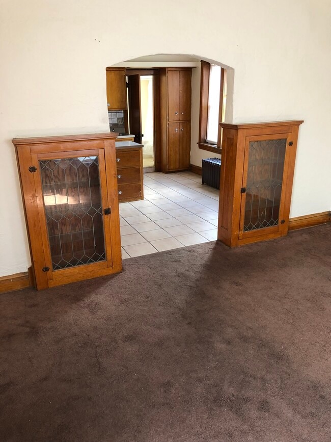 Vitrinas empotradas de madera noble de estilo antiguo. - 2346 122nd St Unidad Two Front