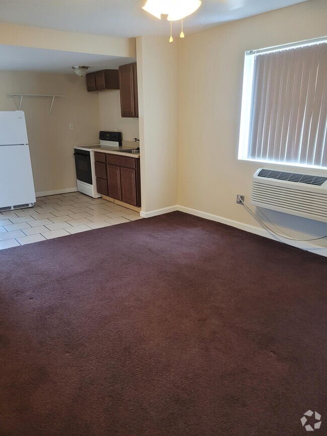 Building Photo - 709 S Poplar St Rental