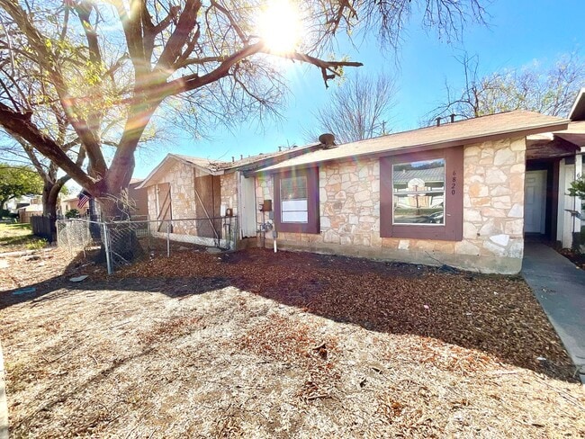 Building Photo - AVAILABLE NOW! 2 Bedroom / 1 Bath Home Near Randolph AFB!
