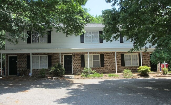 Building Photo - AVAILABLE IN AUGUST! Rental