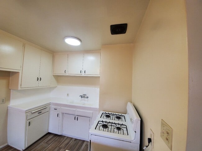 Photo - 1-Bedroom 1 bath unit in Van Nuys Unit 15908-5