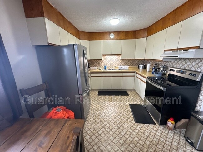 Building Photo - 39 Kingsway Dr Unit Apt 6