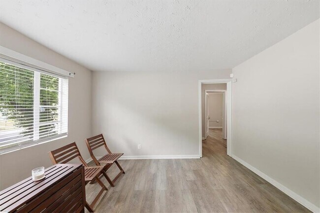 Photo - 154 Lawton St SW