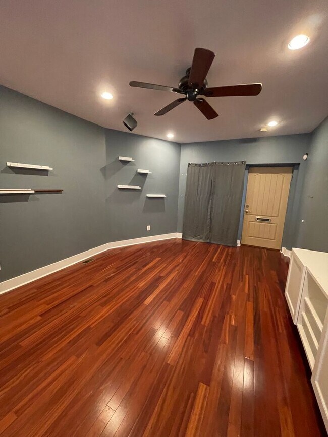 Photo - Modern Bi-Level 1st Fl. 2 Bed, 2 Bath Nor...