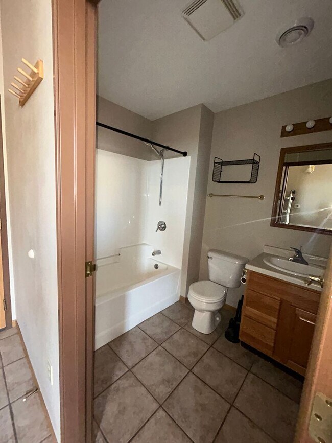 Photo - 1000 Main St Unit Apartment B