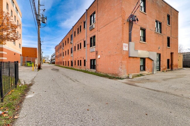 Photo - Beautifully renovated 1Bd Unit Unité 302
