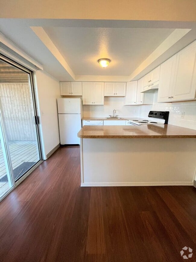 Building Photo - Charming Two Bedroom Lower Level Flat Clos... Unit 2815 L Rental