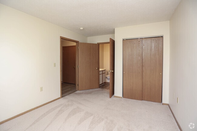 2BR, 2BA - 918SF - Bedroom