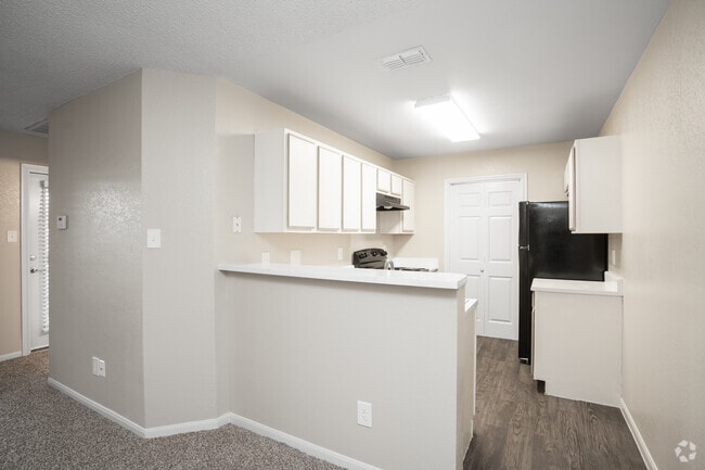 2BR, 2BA - 834SF - Kitchen - The Sundance Apartments