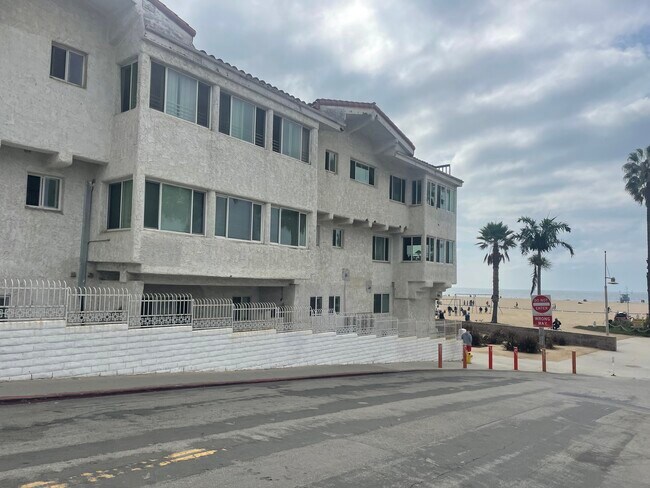 Building south west view - 1647 Ocean Front Walk Apartments