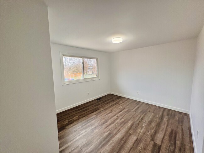 Photo - 766 Indian Rd N