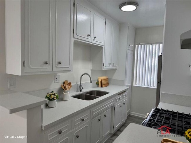 Building Photo - 10520 Balboa Blvd Unit 34