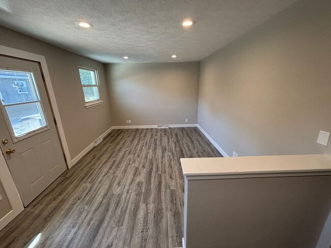 Building Photo - 210 Davis St Unit 2